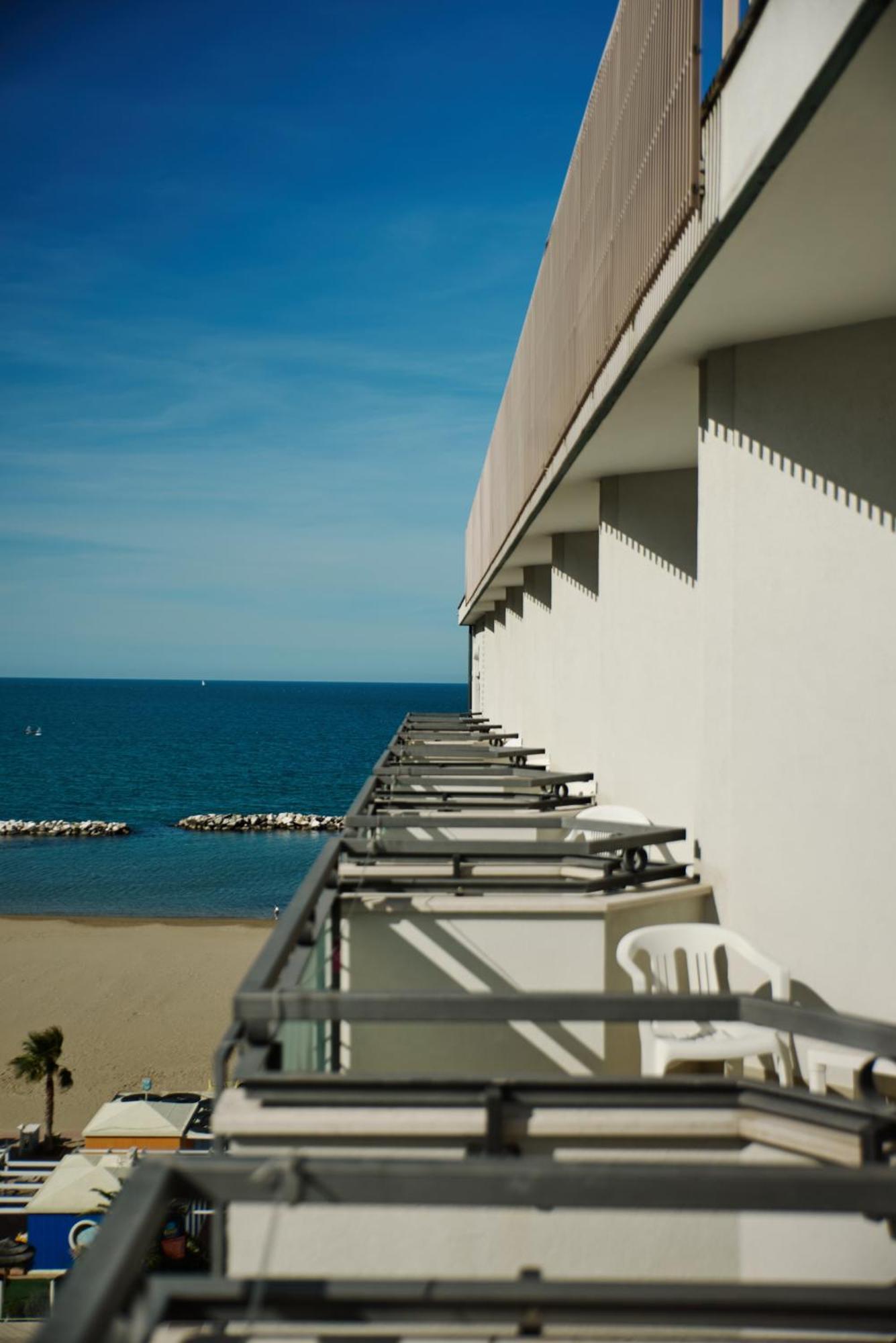 Hotel Negresco Cattolica Eksteriør billede