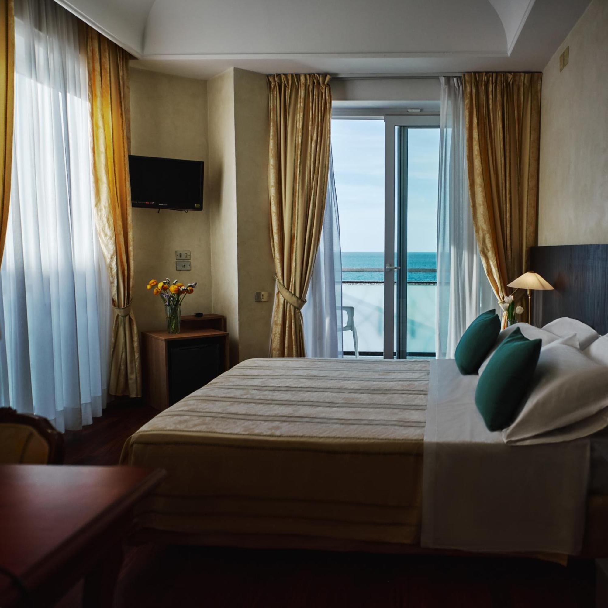 Hotel Negresco Cattolica Eksteriør billede