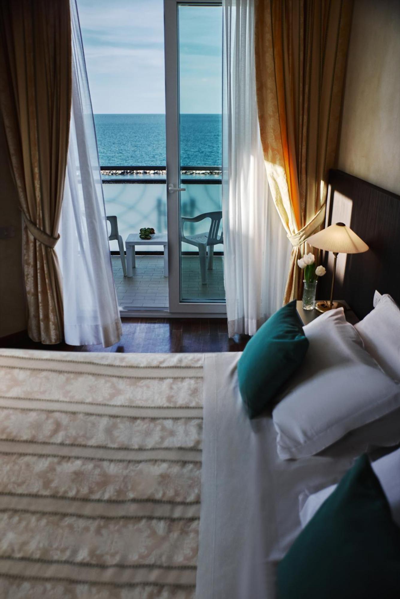 Hotel Negresco Cattolica Eksteriør billede