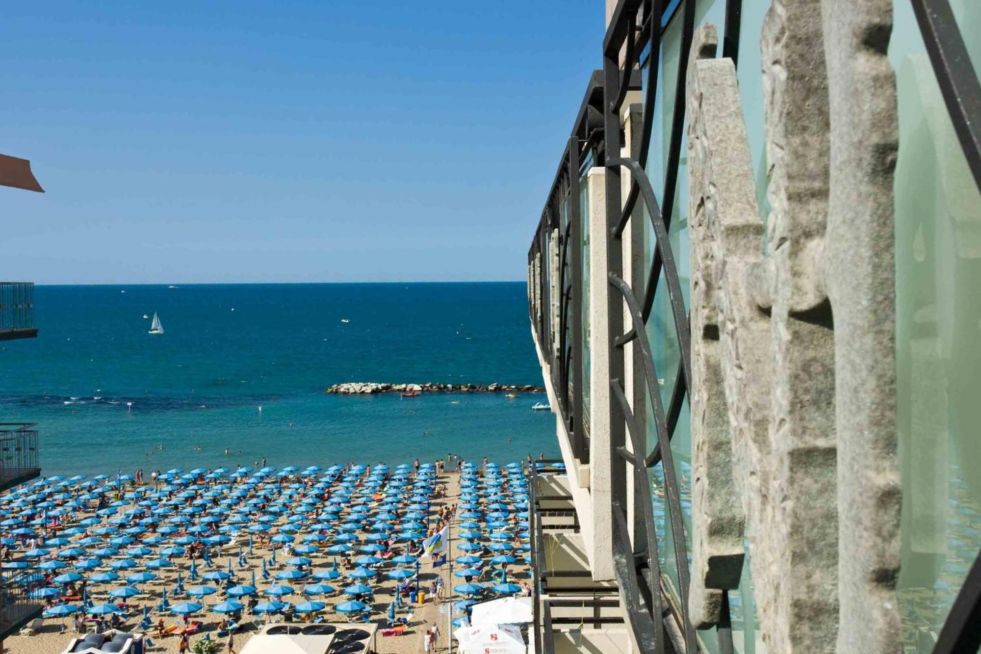 Hotel Negresco Cattolica Eksteriør billede